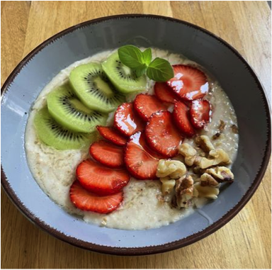 Porridge mit Mandelmilch und Früchten ein Rezept vom Adipositaszentrum Havelland